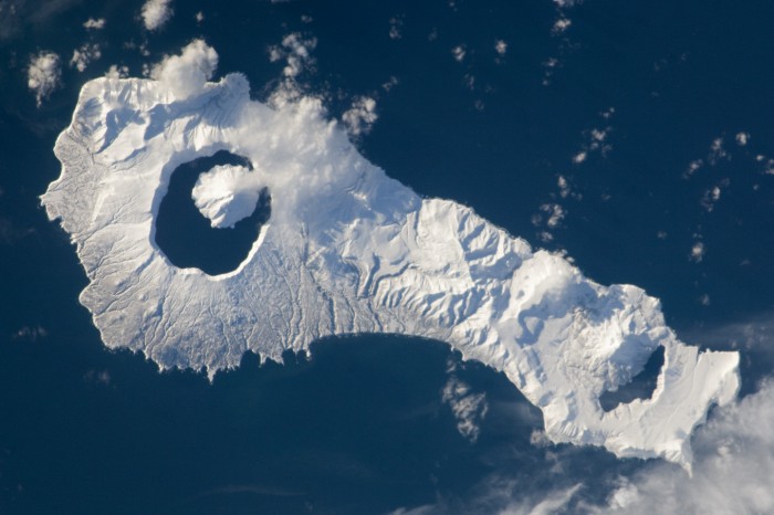 Onekotan Island caldera.jpg (315 KB)
